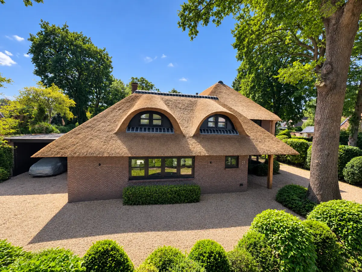 Villa met een nieuw rieten dak