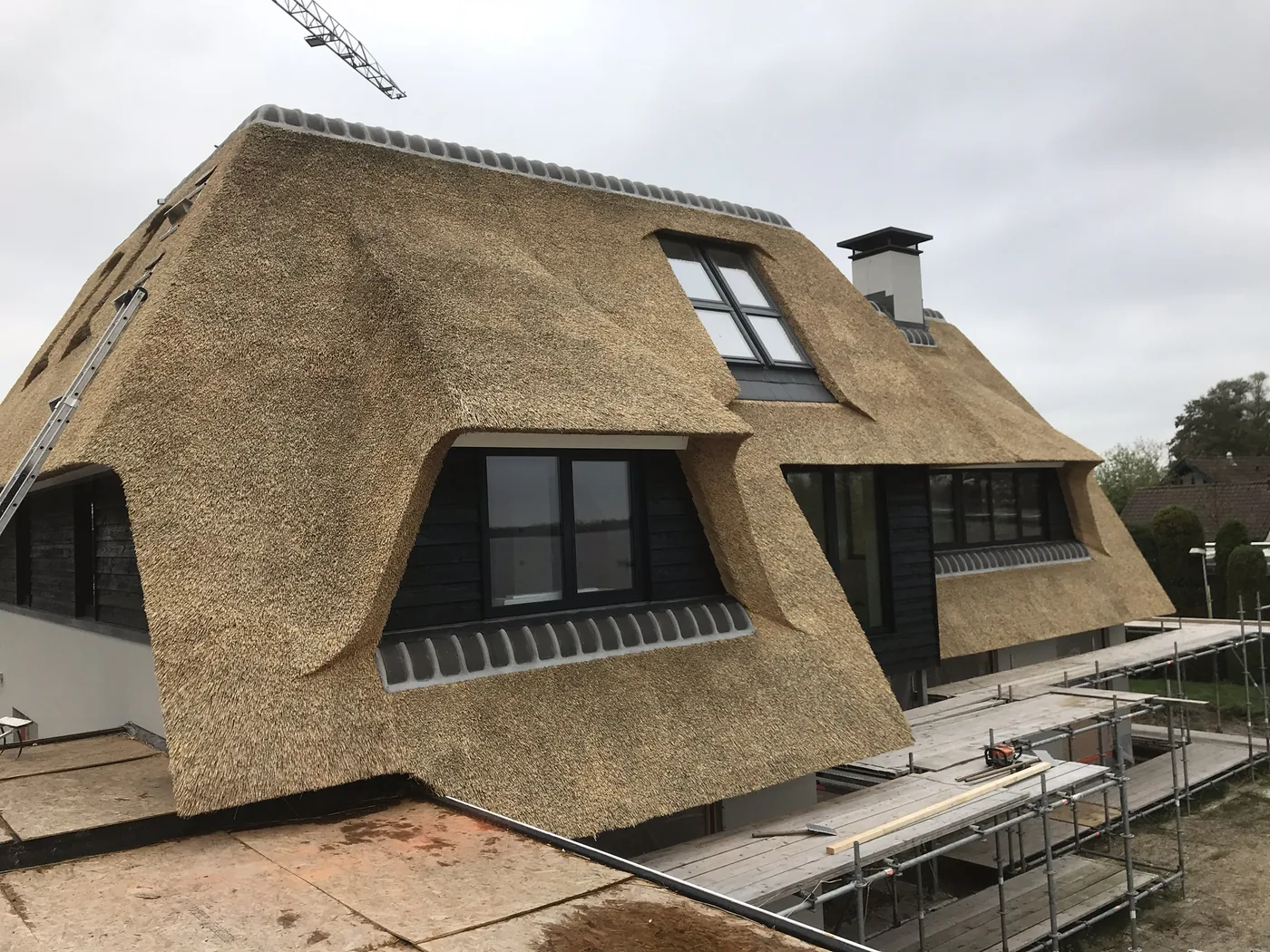 Nieuwbouwwoning met rieten dak in aanbouw