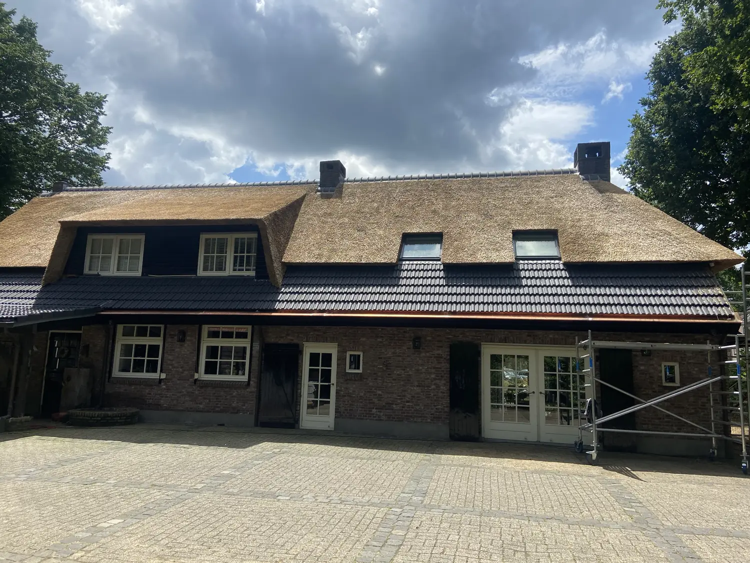 Brabantse boerderij met een dak van riet en pannen