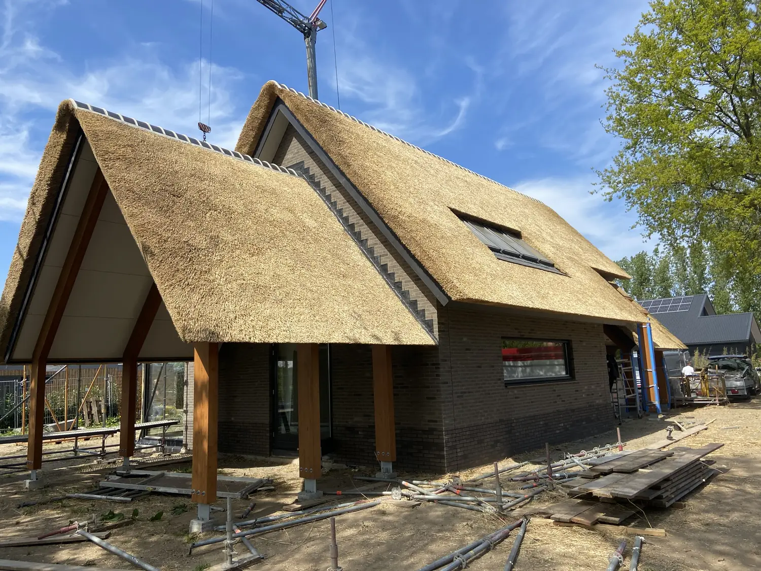 Twee nieuwbouwwoningen met een nieuw rieten dak, tijdens de bouw