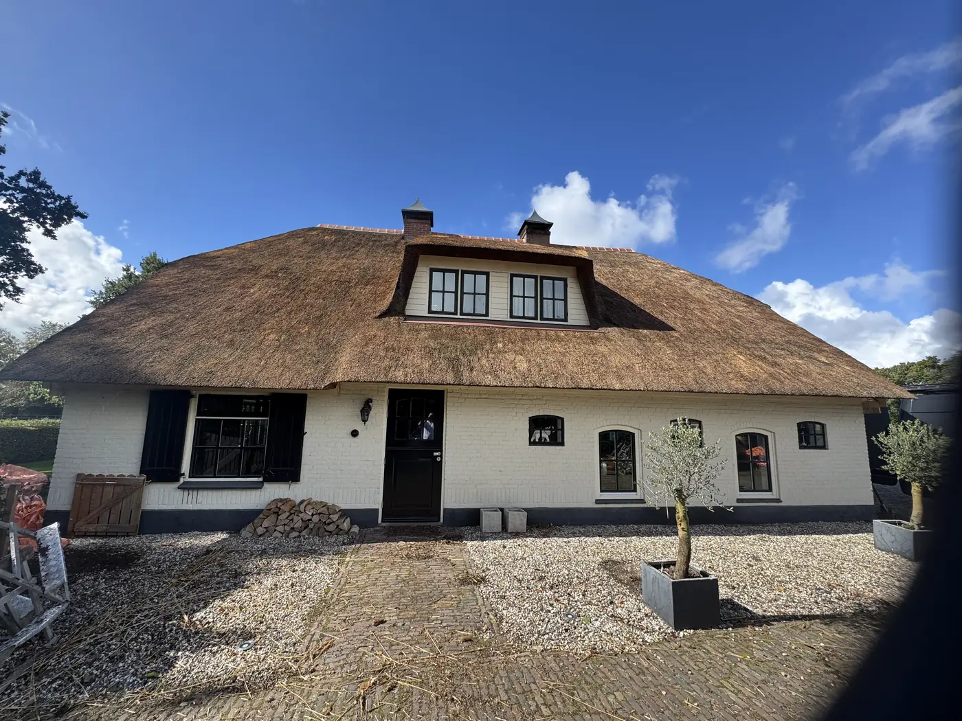 Ouder rieten dak op een woonboerderij